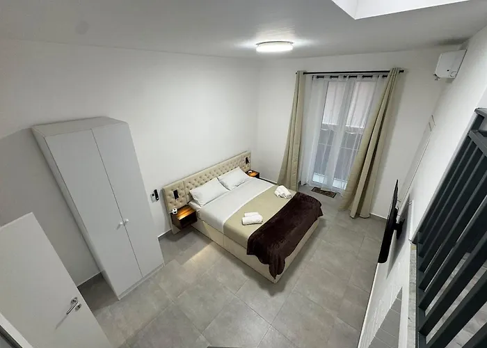 Piazza Garibaldi - Elegante Неаполь