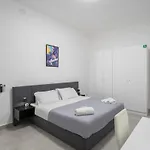 Historic Center - Elegant 2 Bedrooms, 2 Baths For 5 People Неаполь