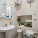 Historic Center - Elegant 2 Bedrooms, 2 Baths For 5 People Неаполь