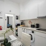 Historic Center - Elegant 2 Bedrooms, 2 Baths For 5 People Неаполь