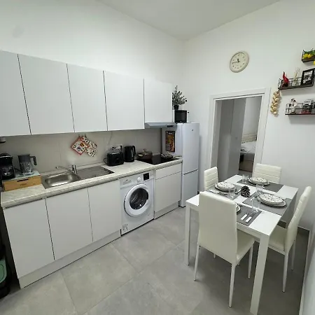 Apartment Historic Center - Elegant 2 Bedrooms, 2 Baths For 5 People