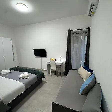 Apartment Historic Center - Elegant 2 Bedrooms, 2 Baths For 5 People *